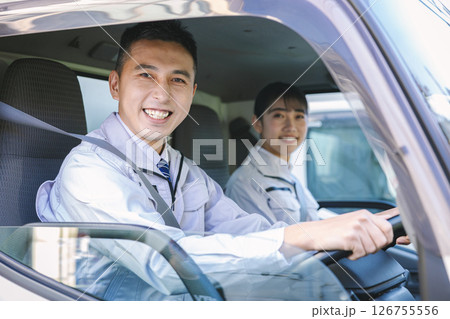 トラックを運転する配送スタッフ 126755556