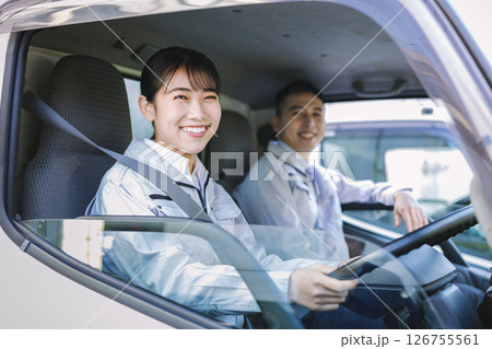 トラックを運転する配送スタッフ トラックを運転する配送スタッフ 126755561