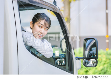 若くて可愛い配送ドライバーの女性 若くて可愛い配送ドライバーの女性 126755562
