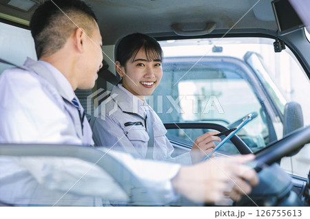 トラックを運転する配送スタッフ 126755613