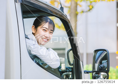 若くて可愛い配送ドライバーの女性 126755614