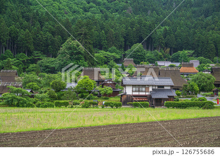京都 美山かやぶきの里の風景 126755686