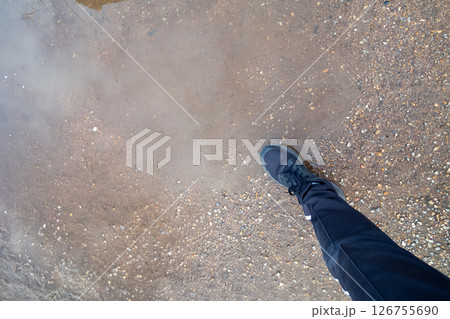 雨上がりの道を歩く 126755690