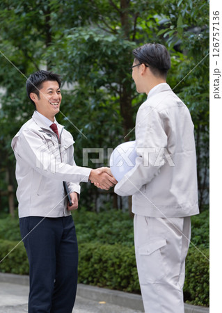 男性 作業着 握手 男性 作業着 握手 126757136