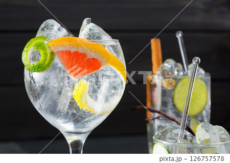 Gin tonic varied cocktails with lima lemon and grapefruit Gin tonic varied cocktails with lima lemon and grapefruit 126757578