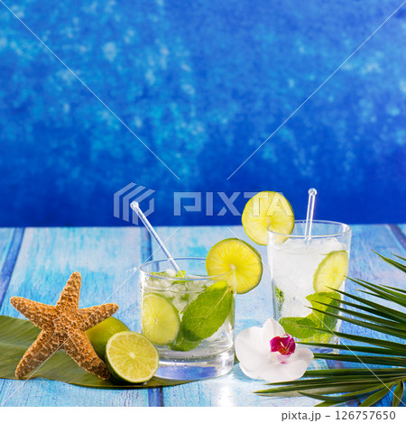 Cuban Mojito cocktail in tropical blue wood flowers and starfish 126757650