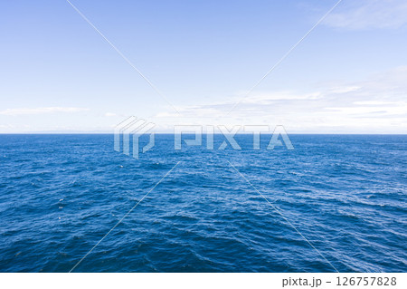 フェリーの上から見た太平洋の海 126757828