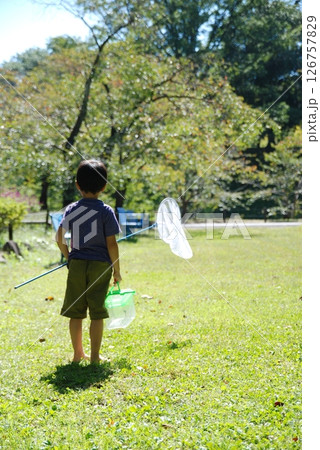 虫取り網を持つ男の子 虫取り網を持つ男の子 126757829