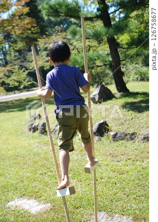 竹馬で遊ぶ子ども 竹馬で遊ぶ子ども 126758677