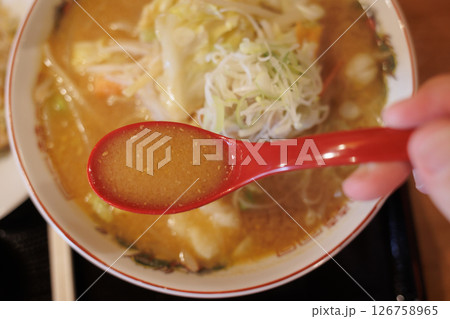 味噌ラーメンににんにく投入 126758965