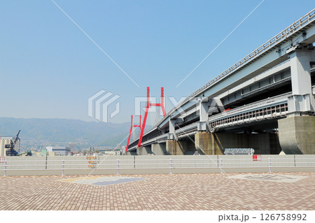 六甲アイランドから見た六甲大橋 126758992