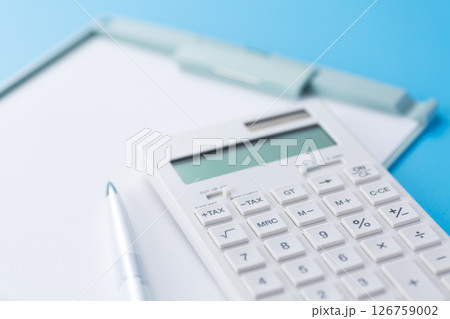 バインダーと白い電卓 126759002