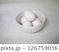 容器の中の新鮮な白い玉子の写真　ゆでたまご 126759036