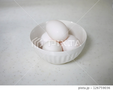 容器の中の新鮮な白い玉子の写真　ゆでたまご 126759036
