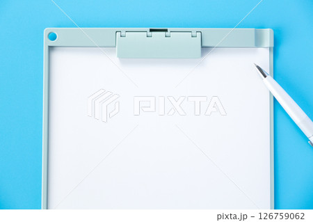 バインダーとボールペン 126759062