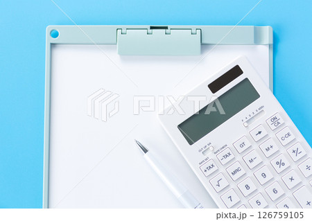 バインダーと白い電卓 126759105