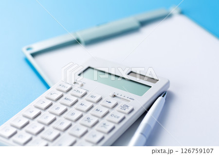 バインダーと白い電卓 126759107