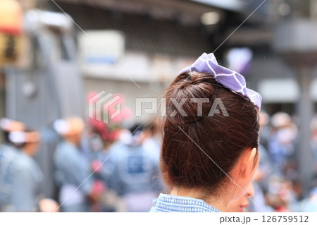 三社祭のくわがたかぶりの女性 お祭りの鉢巻をまいた女性 三社祭のくわがたかぶりの女性 お祭りの鉢巻をまいた女性 126759512