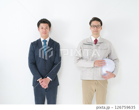 スーツ男性と作業着男性のポートレイト 126759635
