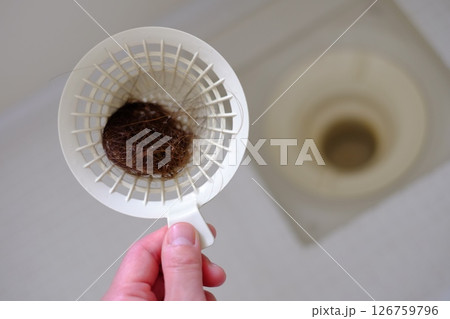 お風呂場の排水口の抜け毛 126759796