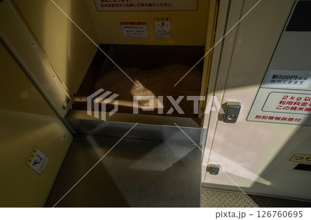 コイン精米機の玄米投入口 126760695