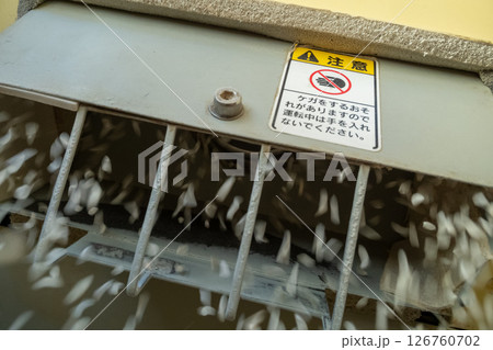 コイン精米機の白米出口 126760702