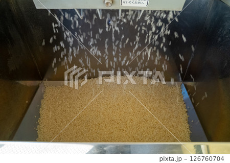 コイン精米機の白米出口 126760704