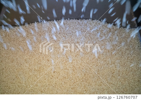 コイン精米機の白米出口 126760707