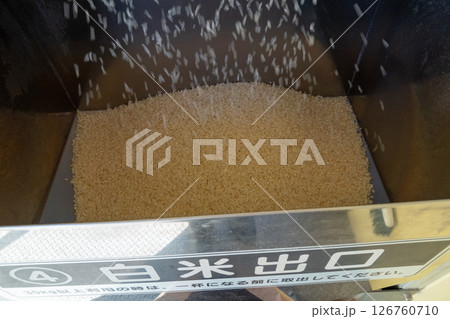 コイン精米機の白米出口 126760710