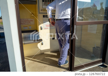 コイン精米機で精米する 126760722