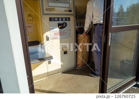 コイン精米機で精米する コイン精米機で精米する 126760725