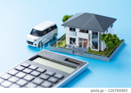 住宅と車と電卓 126760865