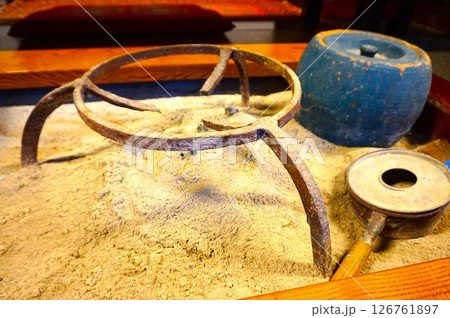 囲炉裏　金輪　火消し壺　火起こし器　民宿　志みづ　荻町合掌造り集落　世界文化遺産　白川郷　茅葺 126761897