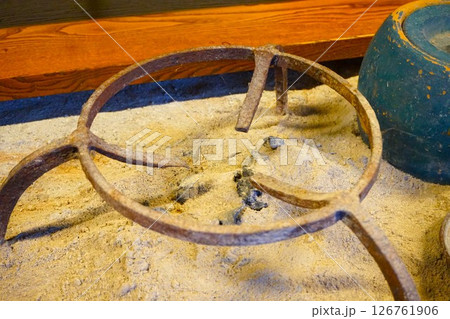 囲炉裏 金輪 民宿 志みづ 荻町合掌造り集落 世界文化遺産 白川郷 茅葺 囲炉裏 金輪 民宿 志みづ 荻町合掌造り集落 世界文化遺産 白川郷 茅葺 126761906