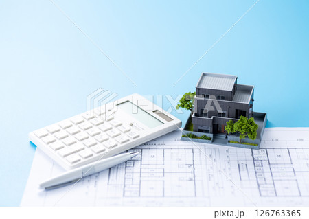 住宅と住宅図面と電卓 126763365