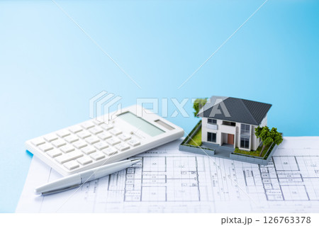住宅と住宅図面と電卓 126763378