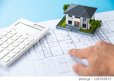 住宅と住宅図面と電卓 126763673