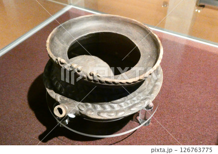 世界遺産で出土した縄文土器の注口土器 126763775