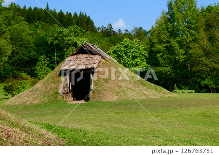 世界遺産御所野遺跡岩手県一戸町の縄文の村の竪穴式住居 世界遺産御所野遺跡岩手県一戸町の縄文の村の竪穴式住居 126763781