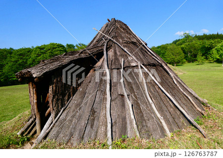 世界遺産御所野遺跡岩手県一戸町の縄文の村の竪穴式住居 126763787