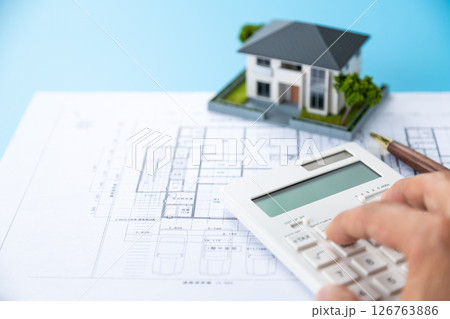 住宅と住宅図面と電卓 126763886