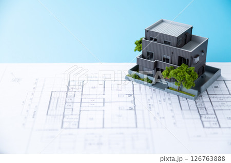 住宅と住宅図面 126763888