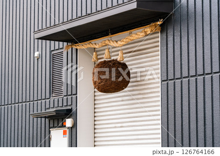 灘五郷の御影郷で営む剣菱酒造 魚崎蔵の杉玉(酒林)大神神社の賜りもの 神戸市東灘区魚崎南町 灘五郷の御影郷で営む剣菱酒造 魚崎蔵の杉玉(酒林)大神神社の賜りもの 神戸市東灘区魚崎南町 126764166
