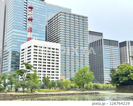三井物産本社ビル(写真中央。千代田区大手町) 三井物産本社ビル(写真中央。千代田区大手町) 126764229