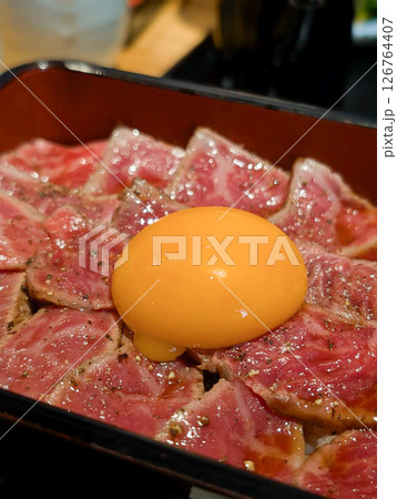 卵黄がのった霜降り和牛のたたき丼 126764407