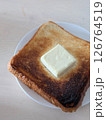 焦げたトーストにバターをのせた朝食 126764519