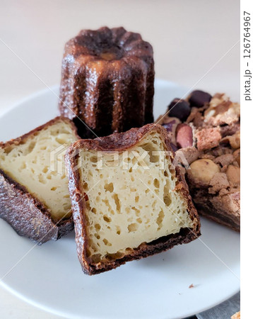 焼きたてカヌレの断面と外側の質感 126764967