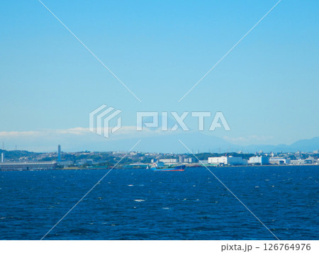 おがさわら丸から見る夏の富士山 126764976