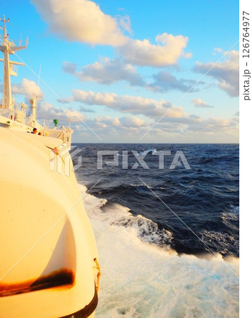 おがさわら丸から見る夕暮れの海 おがさわら丸から見る夕暮れの海 126764977