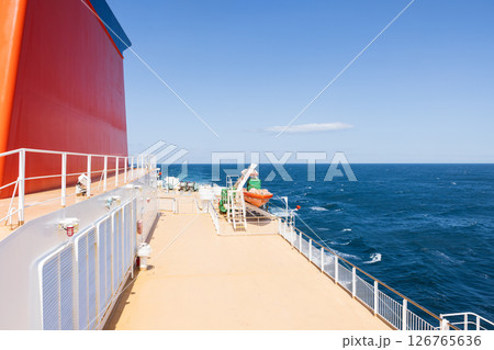 フェリーの上から見た太平洋の海 126765636